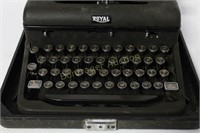 ROYAL, ARROW PORTABLE TYPEWRITER WITH CASE