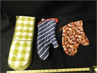 oven mitts (3 total)