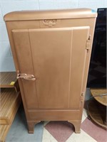 VINTAGE FRIGIDAIRE FRIDGE