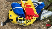 2 Tubes w/ 2 Kids Lifejackets