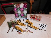 Christmas Tree Ornaments And Decor (Bsmnt)