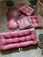 LOVESEAT CUSHION AND ACCENT PILLOWS