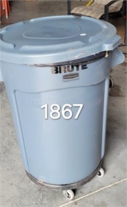 Brute Rubbermaid trash can with lid on rollers