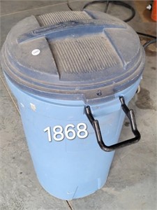 Rubbermaid trashcan with lid
