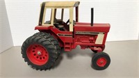 Ertl International 1586 Tractor With Cab & Duals
