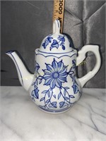 Blue daisy teapot