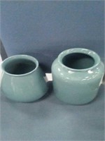 2 blue pots