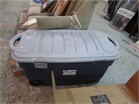 LARGE RUBBERMAID TOTE WITH WHEELS