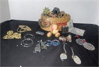 Lot of vintage custom jewelry- brooches