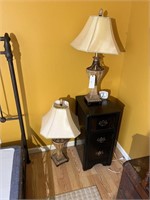 NIGHT STAND WITH 2 MATCHING TABLE LAMPS