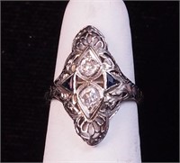 An 18K white gold woman's ring with diamonds