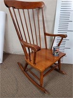 Chaise berçante en bois -