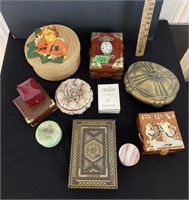 Lot of trinket/ jewellery boxes etc with contents