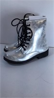 New Qupid Size 7 Silver Boots