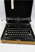 1930s ROYAL MODEL O TYPEWRITER WITH CASE