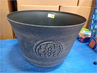Jumbo 15-in plastic flower pot tan black