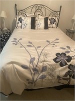 Queen comforter JCP , pillow decor sheets
