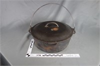 Belknap 11 in. cast iron Dutch oven with lid