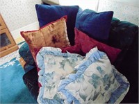 COLLECTION OF 7 COUCH PILLOWS