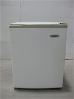 18.5"x 19.5"x 25.5" Haier Refrigerator Powers on