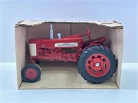 Farmall 350 1/16 Toy Tractor