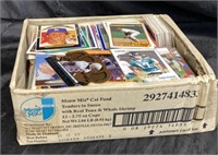 BOX FILLED WITH SPORTS TRADING CARDS / MIXED