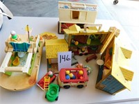 CHILD TOYS HOUSE AND BOAT