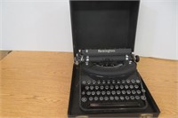 Vntg Deluxe Remington typewriter V6C