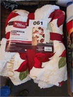 NEW BETTER HOMES HOLIDAY BLOOMS SHERPA THROW