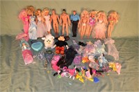 11 Barbie and other dolls, Mickey Mouse, accessori