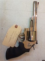 S & W 29-10 44 mag revolver