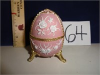 Polyresin 3 footed trinkle box egg
