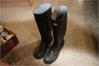 NEW SIZE 10 RUBBER BOOTS