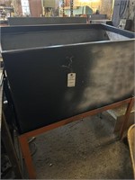 Steel storage container, locking contents