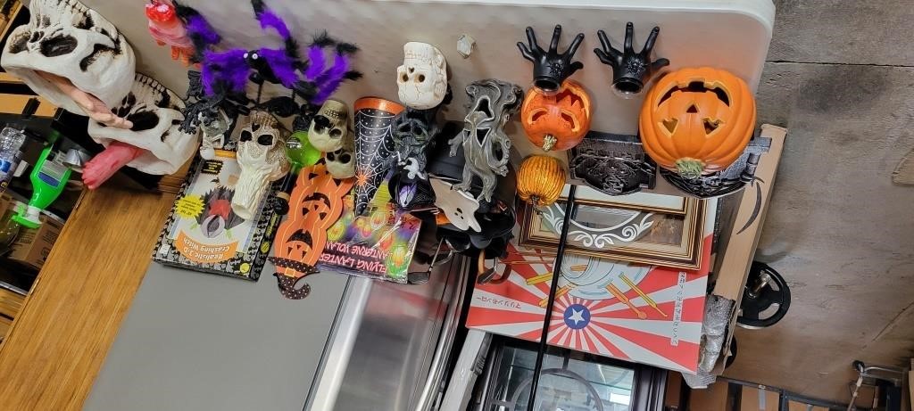 LOT OF HALLOWEEN DECOR