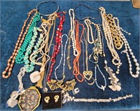 11 - MIXED LOT OF COSTUME JEWELRY (D12)
