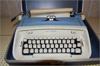 Royal Portable Typewriter (1970's)