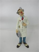Une statue clown docteur
