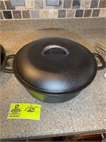MAIN STAY CAST IRON POT WITH LID 12 IN ROUND 4 IN