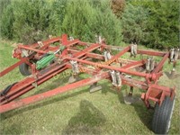 IH 13' chisel plow, hydraulic lift