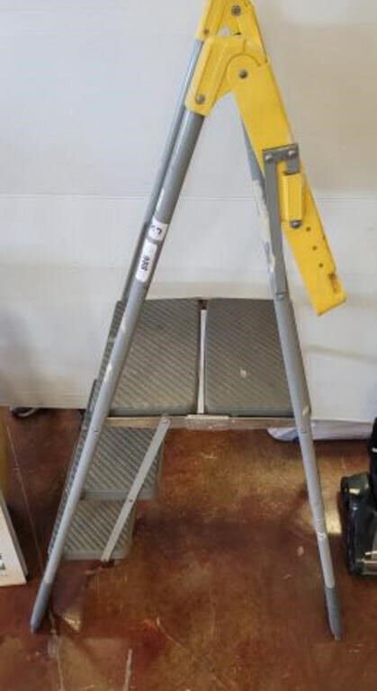 WORK STEP LADDER WITH PAINT TRAY
