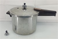 Vintage Presto pressure cooker 6 Qt