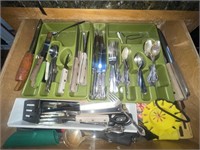 Contents in Silverware Drawer-Knives +