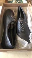 Easyspirit woman shoes new in box. Size 11