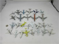 27 avions dont la plupart sont en métal