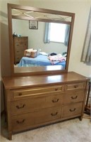 Dresser with mirror no maker's mark, 6 drawers