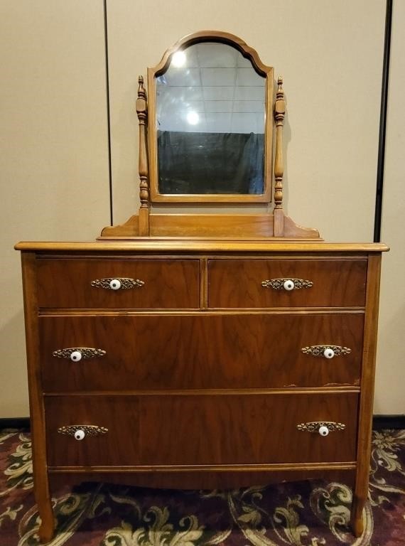 Oak 4 Drawer Dresser w/ Mirror