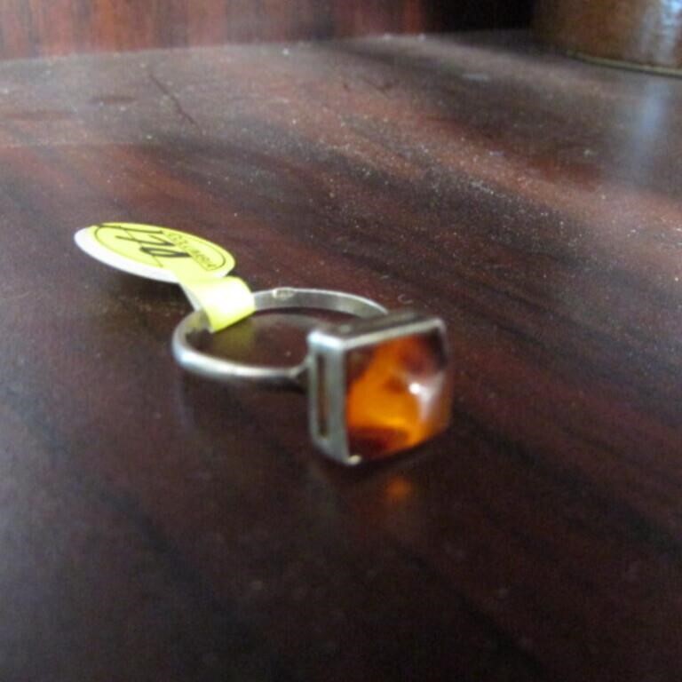 LADIES STERLING RING W/ AMBER STONE