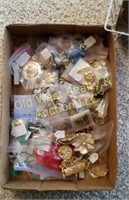 Box of Jewelry - Assorted Pins & Broaches