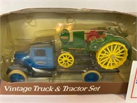 ERTL  JD Vintage Truck & Tractor Set